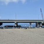 japan strand mit autobahn